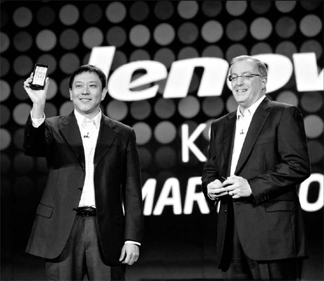 Standing next to Paul Otellini (right), president and chief executive officer of Intel Corp, Liu Jun, senior vice-president of Lenovo Group Ltd, holds a Lenovo K800, the first smartphone powered by Intel chips, during the Intel presentation at the 2012 International Consumer Electronics Show in Las Vegas. [China Daily via agencies]