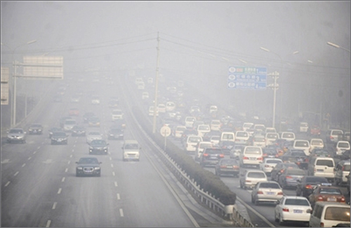 Beijing is heavily pollute ddue to the fog on Jan. 10, 2012. [People's Daily]