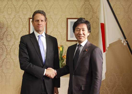 U.S. Treasury Secretary Timothy Geithner (L) shakes hands with Japan's Finance Minister Jun Azumi at the Finance Ministry in Tokyo, in this handout photo taken by Japan Ministry of Finance, January 12, 2012. [CNTV] 