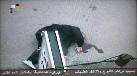 叙利亚电台播放的记者团在霍姆斯遇袭后的画面。