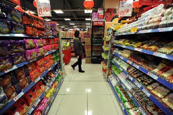 A customer is seen in a supermarket in Hangzhou, capital of east China's Zhejiang Province, Jan. 12, 2012. China's National Bureau of Statistics (NBS) said Thursday that the country's CPI rose 4.1 percent year on year in December of 2011 and it grew 5.4 percent on year for the whole 2011.