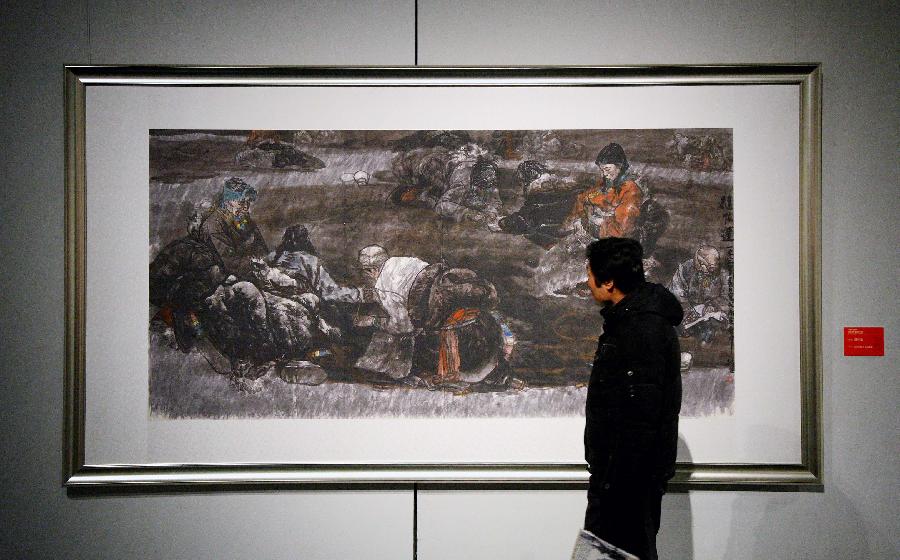 A visitor watches Chinese painter Zhao Xucheng's inkwash painting at Jiangsu Provincial Art Museum in Nanjing City, east China's Jiangsu Province, Jan. 13, 2012. (Xinhua/Wang Xin)