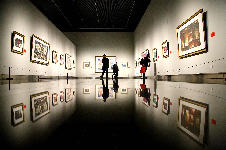 Visitors view Chinese painter Zhao Xucheng's inkwash paintings at Jiangsu Provincial Art Museum in Nanjing City, east China's Jiangsu Province, Jan. 13, 2012. (Xinhua/Wang Xin)