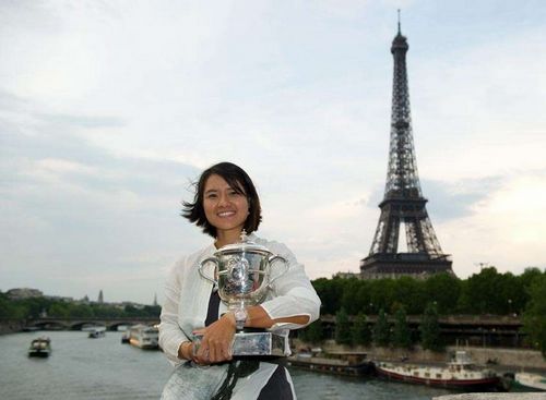 Li Na with her trophy in front of the Eiffel Tower [Photo/Sina.com]