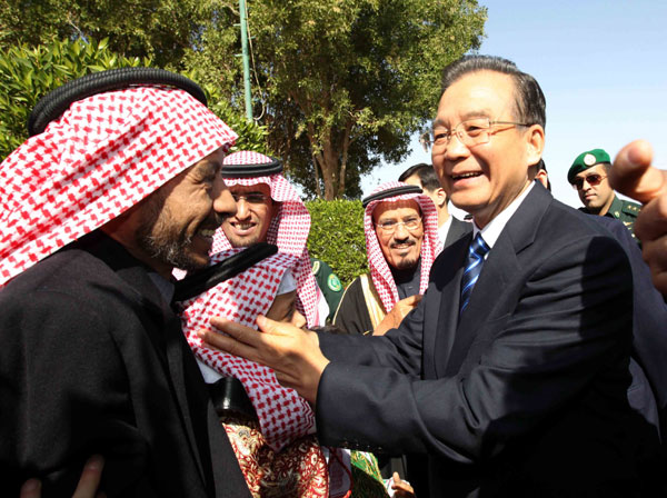 Premier Wen Jiabao talks with family members of Abdul-Rahman Ali Al-Jeraisy, president of the Saudi Arabia-China Friendship Association, during a visit to his home in Riyadh on Sunday. [Xinhua]