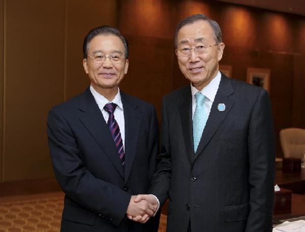 Chinese Premier Wen Jiabao (L) meets with UN Secretary General Ban Ki-moon (R) in Abu Dhabi, the United Arab Emirates, Jan. 16, 2012. [Xinhua]