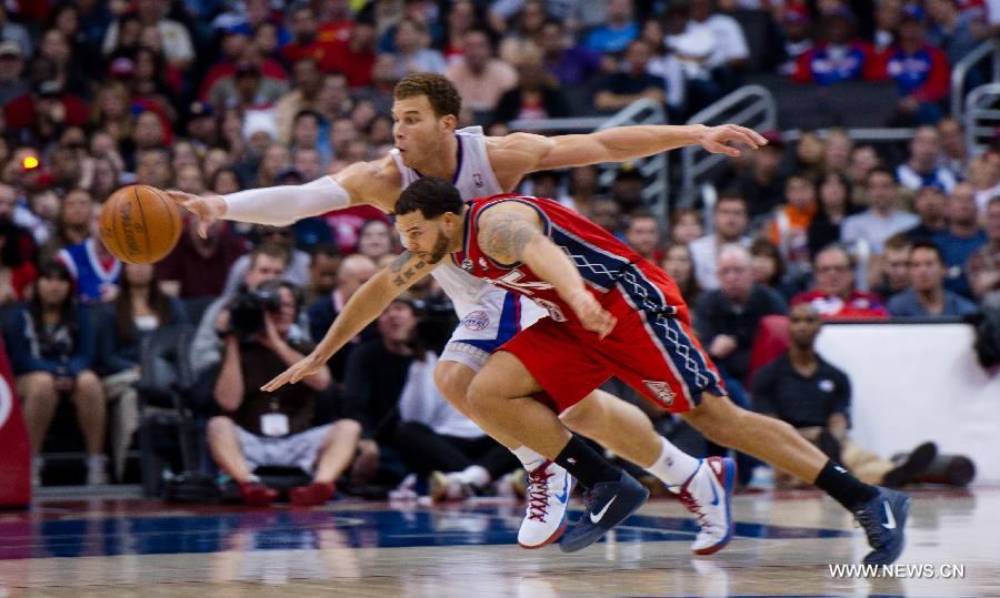 Blake Griffin of Los Angeles Clippers and Deron Williams (front) of New Jersey Nets vie for a ball during a NBA game at Staples Center in Los Angeles on Jan. 16, 2012. Los Angeles Clippers beat New Jersey Nets 101-91.(Xinhua/Yang Lei) 