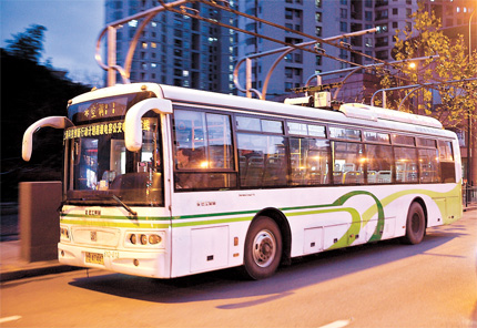 A supercapacitor bus pulls over in Huangpu District yesterday. [Shanghai Daily]