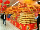 Shoppers hit markets and malls as Spring Festival draws near