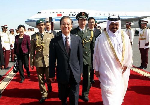 Chinese Premier Wen Jiabao (L front) arrives in Doha, Qatar, Jan. 18, 2012, for an official visit to Qatar. [Photo/Xinhua Liu Weibing]