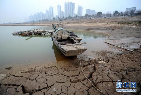 A fishing boat is grounded in the river bed of Poyang Lake. Photo was taken on Jan. 12, 2012. [Xinhua] 