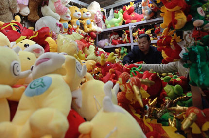 Dragon toys are popular at a market in China as Spring Festival approaches. It's the Year of Dragon, according to the Chinese lunar calendar.[Shanghai Daily]