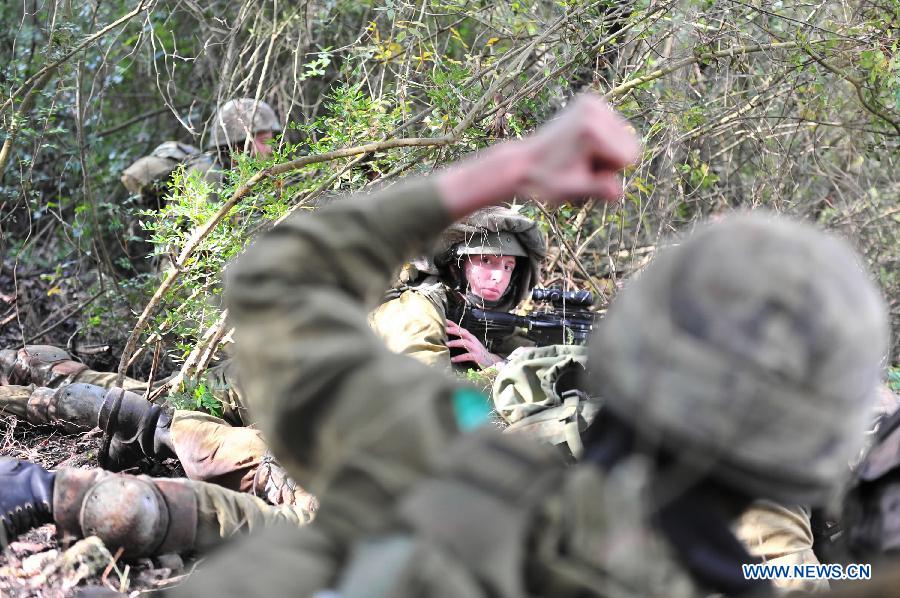 Soldiers of Israeli Defense Forces (IDF) take part in a drill to strengthen sergeants' practical ability to command on hills near Moshav Amikam, North Israel, on Jan. 18, 2012. [Yin Dongxun/Xinhua]