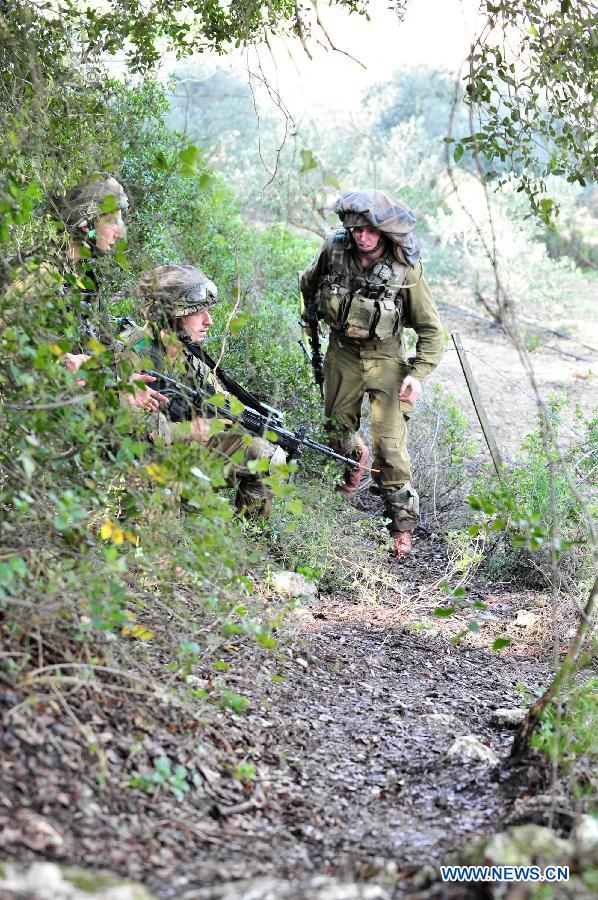 Soldiers of Israeli Defense Forces (IDF) take part in a drill to strengthen sergeants' practical ability to command on hills near Moshav Amikam, North Israel, on Jan. 18, 2012. [Yin Dongxun/Xinhua]