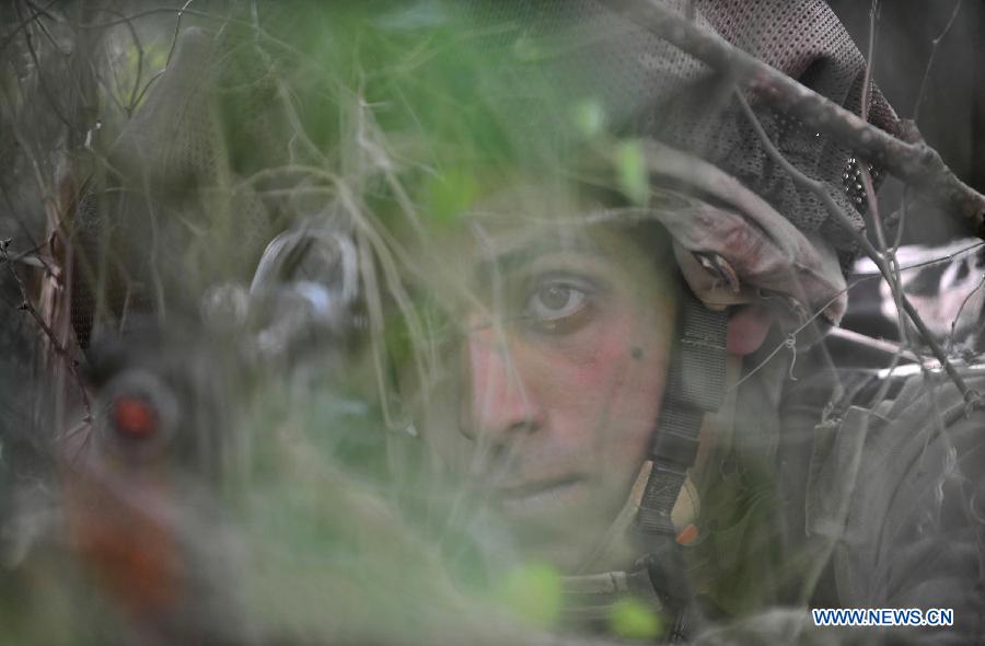 A soldier of Israeli Defense Forces (IDF) takes part in a drill to strengthen sergeants' practical ability to command on hills near Moshav Amikam, North Israel, on Jan. 18, 2012. [Yin Dongxun/Xinhua]