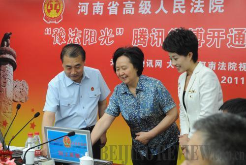 Officials launch the micro-blog of the Higher People's Court of Henan Province on July 7, 2011 [Zhao Peng] 