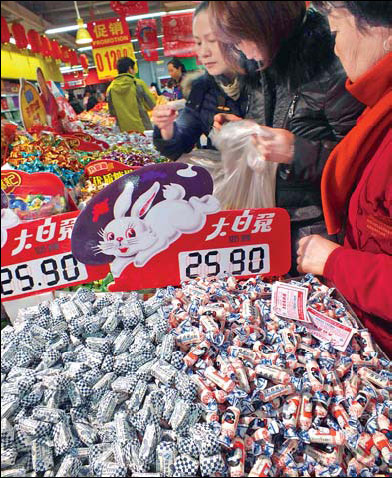 White Rabbit brand candies on sale at a supermarket in Yichang, Hubei province. The traditional sweet has seen increased competition from imported chocolates and candy. [China Daily]