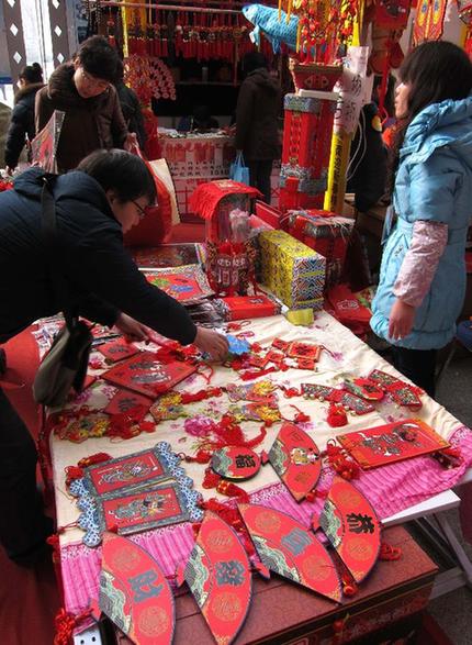 People in Shandong buy foods and decorations as Spring Festival draws near
