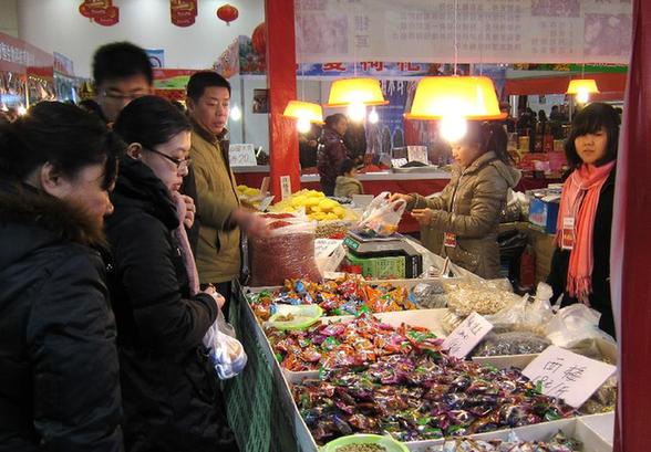 People in Shandong buy foods and decorations as Spring Festival draws near