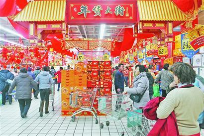 People in Shandong buy foods and decorations as Spring Festival draws near