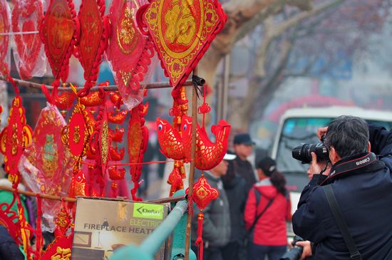 Spring Festival atmosphere spreads all over Qingdao