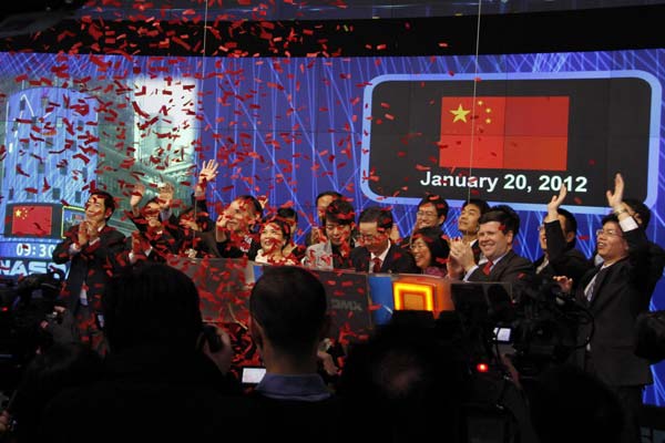 Chinese Consul General in New York Sun Guoxiang, pianist Lang Lang (R) ring the opening bell and celebrate the year of the Dragon with guests and Nasdaq Senior Vice-President Robert McCooey on Jan 20, 2012 in New York's Nasdaq MarketSite. [Xinhua] 