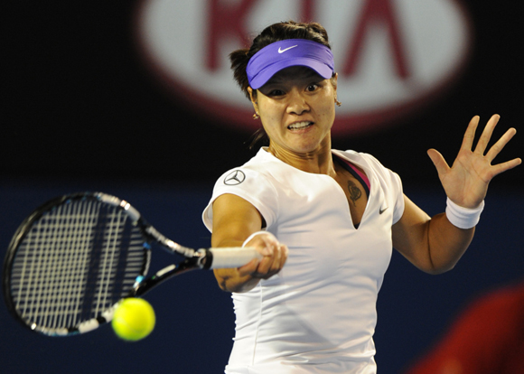 China's Li Na returns a ball during the game against Spaniard Anabel Medina Garrigues at the Australian Open in Melbourne on Jan. 20, 2012. [Photo: sina.com.cn]