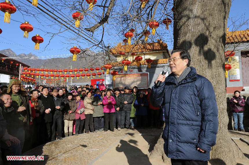 Chinese President Hu Jintao extends Chinese lunar New Year greetings to residents of Tianxianyu Village in the Huairou District of Beijing, capital of China, Jan. 22, 2012. Hu visited grassroots urban and rural areas in Beijing on Sunday, the eve of the Spring Festival, extending greetings to the people and celebrating with them the Chinese Lunar New Year. 