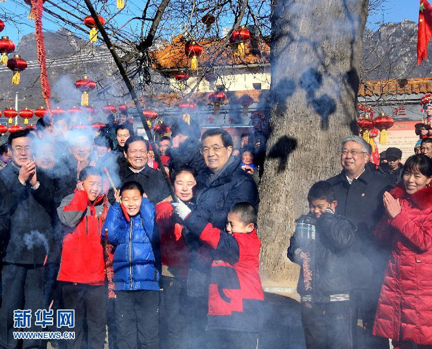 Chinese President Hu Jintao sets firecrackers with villagers in Tianxianyu Village of the Huairou District in Beijing, capital of China, Jan. 22, 2012. Hu visited grassroots urban and rural areas in Beijing on Sunday, the eve of the Spring Festival, extending greetings to the people and celebrating with them the Chinese traditional lunar New Year.