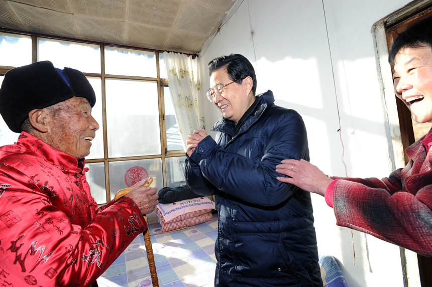 Chinese President Hu Jintao (C) visits army veteran Shao Qicheng in Tianxianyu Village of the Huairou District in Beijing, capital of China, Jan. 22, 2012. Hu visited grassroots urban and rural areas in Beijing on Sunday, the eve of the Spring Festival, extending greetings to the people and celebrating with them the Chinese traditional lunar New Year. 
