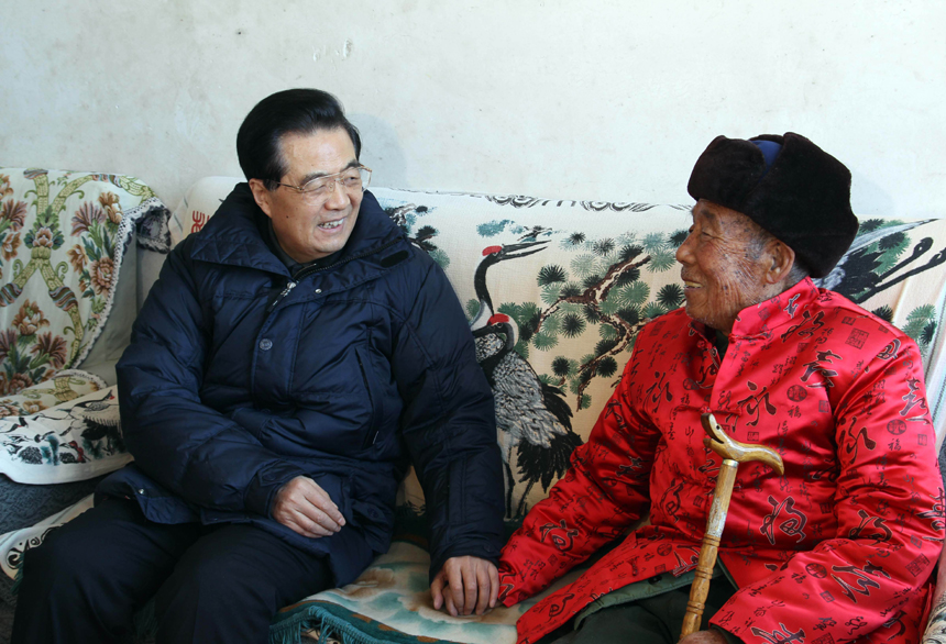 Chinese President Hu Jintao (L) visits army veteran Shao Qicheng in Tianxianyu Village of the Huairou District in Beijing, capital of China, Jan. 22, 2012. Hu visited grassroots urban and rural areas in Beijing on Sunday, the eve of the Spring Festival, extending greetings to the people and celebrating with them the Chinese traditional lunar New Year.