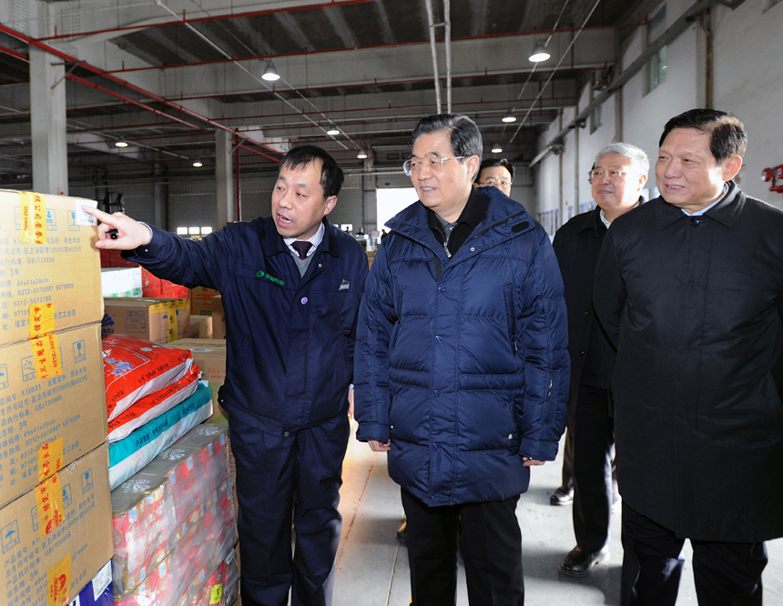 Chinese President Hu Jintao (C Front) visits Shunxin food processing and delivery company in the Shunyi District of Beijing, capital of China, Jan. 22, 2012. Hu visited grassroots urban and rural areas in Beijing on Sunday, the eve of the Spring Festival, extending greetings to the people and celebrating with them the Chinese traditional lunar New Year.