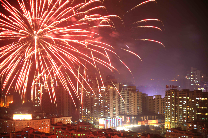 Fireworks light up the sky to celebrate the Chinese Lunar New Year in Ruian, Zhejiang Province, Jan. 22, 2012. [Xinhua photo]