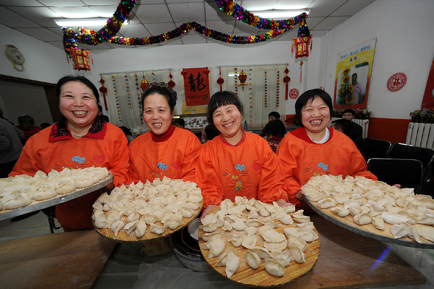 People celebrate the Spring Festival with dumplings in Beijing on Jan. 22. [Xinhua photo] 