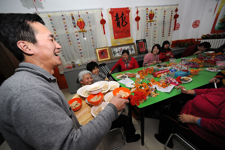 People celebrate the Spring Festival with dumplings in Beijing on Jan. 22. [Xinhua photo] 