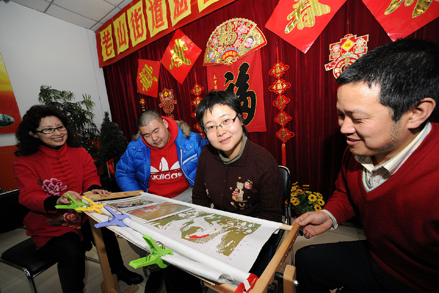 People celebrate the Spring Festival in Beijing on Jan. 22. [Xinhua photo] 