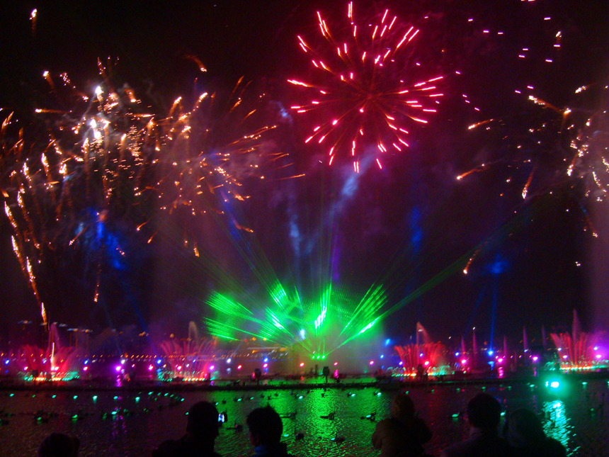 Fireworks light up the sky to celebrate the Chinese Lunar New Year in Suzhou, Jiangsu Province, Jan. 22, 2012. [Xinhua photo] 