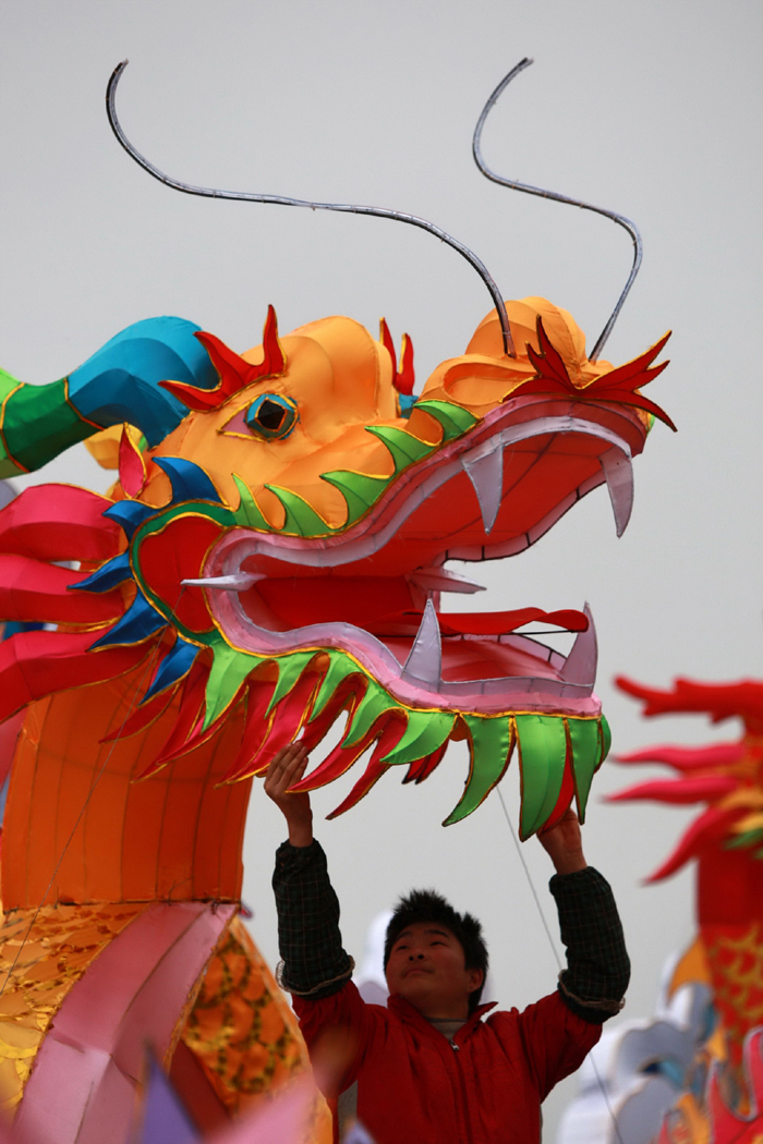 People celebrate the Chinese Lunar New Year in Suining, Sichuan Province, Jan. 22, 2012. [Xinhua photo]