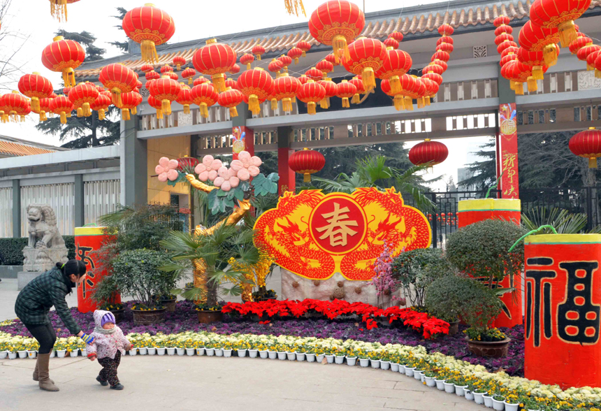 People celebrate the Chinese Lunar New Year in Zhengzhou, Henan Province, Jan. 22, 2012. [Xinhua photo]