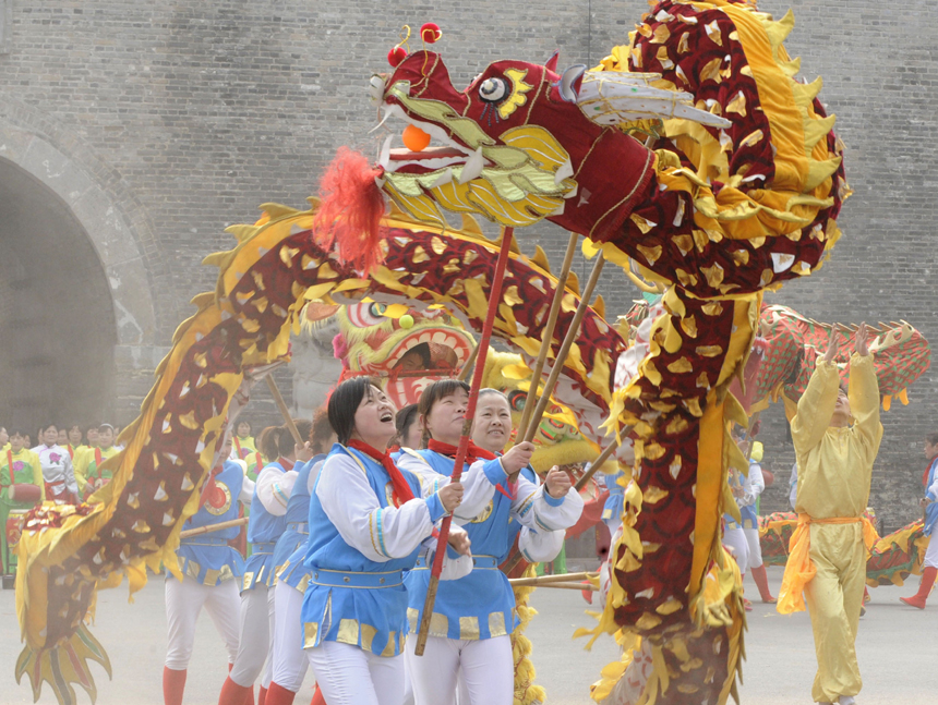 People celebrate the Chinese Lunar New Year in Shangqiu, Henan Province, Jan. 22, 2012. [Xinhua photo] 