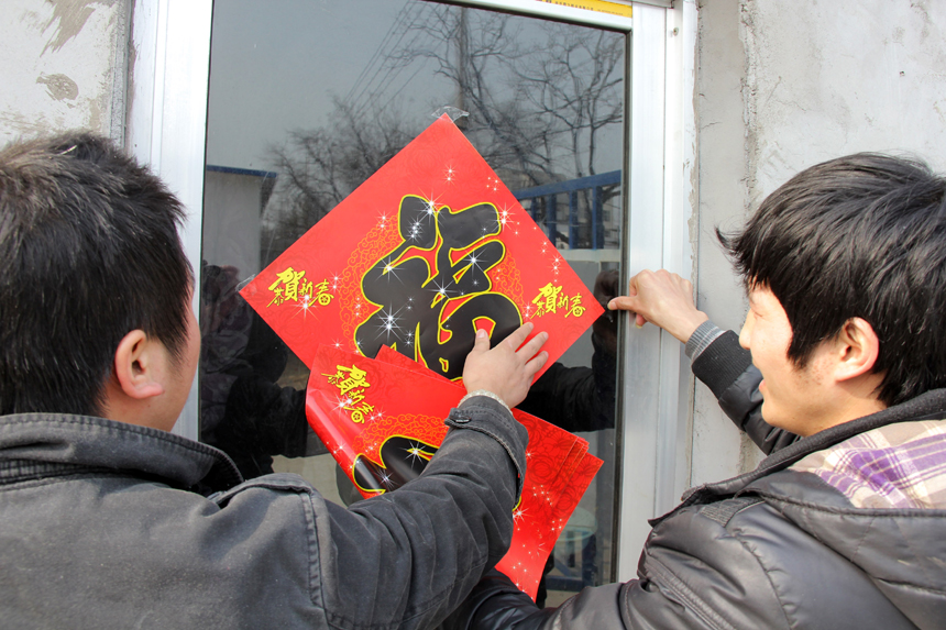 People celebrate the Chinese Lunar New Year in Zaozhuang Shandong Province, Jan. 22, 2012. [Xinhua photo] 