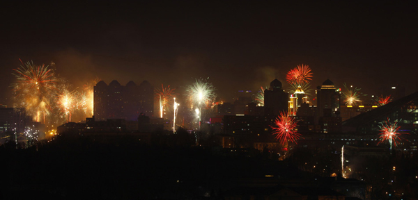 Fireworks light up the sky to celebrate the Chinese Lunar New Year in Beijing, Jan. 22, 2012. [Photo from ifeng.com]