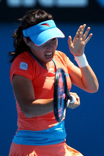 Chinese Zheng Jie lost to Italian Sara Errani in two sets in the fourth round at the 2012 Australian Open in Melbourne on Monday. [Photo from sports.163.com]