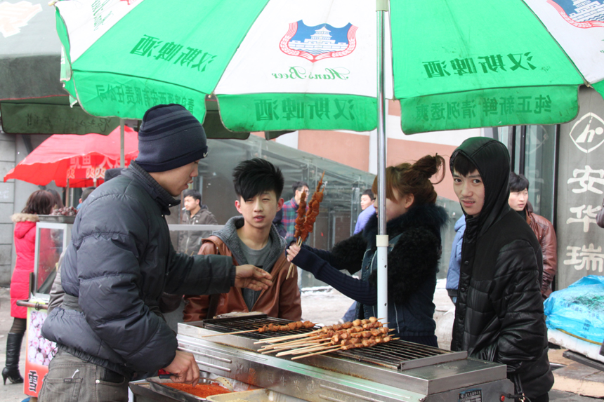 People do special purchases for the Spring Festival in a farmer's market in Lishi, Lvliang City, Shanxi Province. [China.org.cn, by Li Xiaohua] 