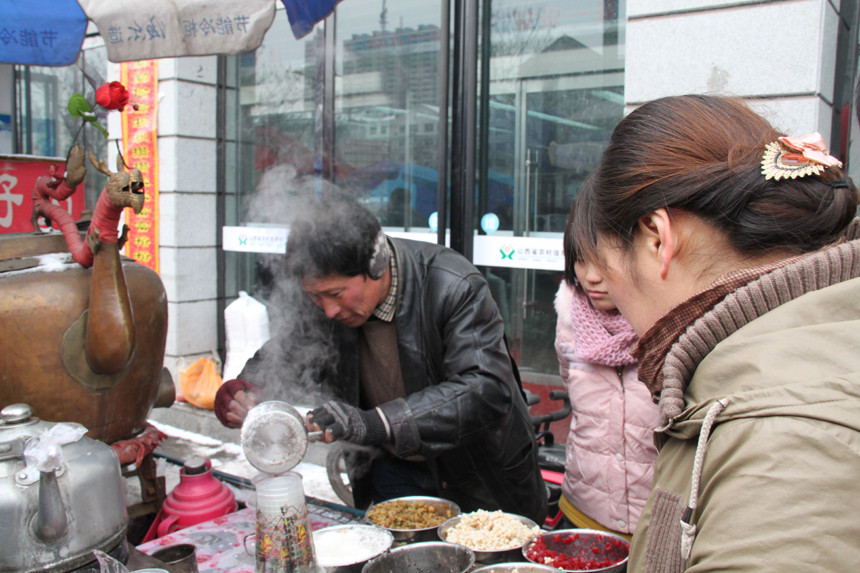 People do special purchases for the Spring Festival in a farmer's market in Lishi, Lvliang City, Shanxi Province. [China.org.cn, by Li Xiaohua]