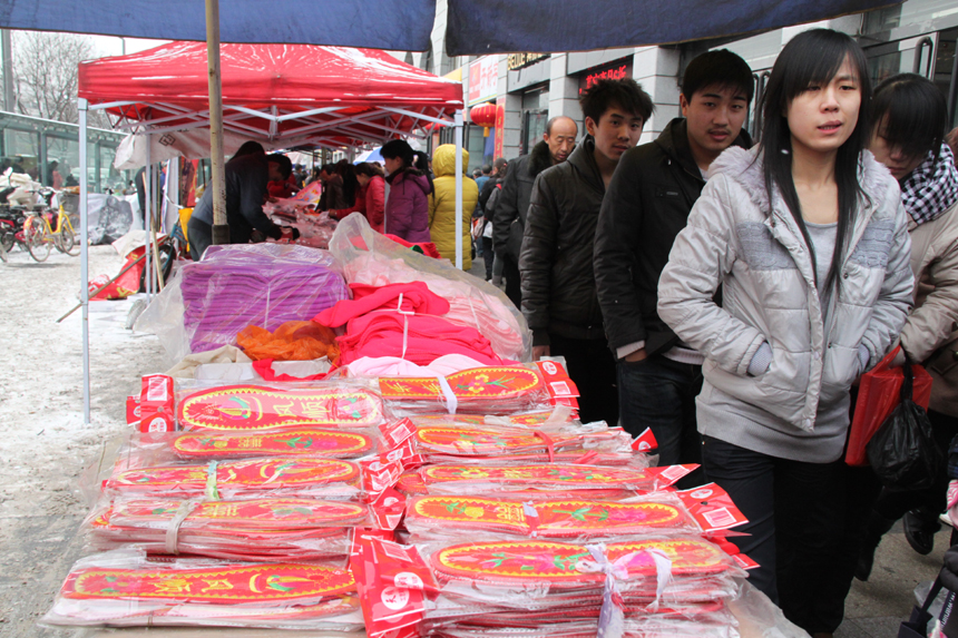 People do special purchases for the Spring Festival in a farmer's market in Lishi, Lvliang City, Shanxi Province. [China.org.cn, by Li Xiaohua]