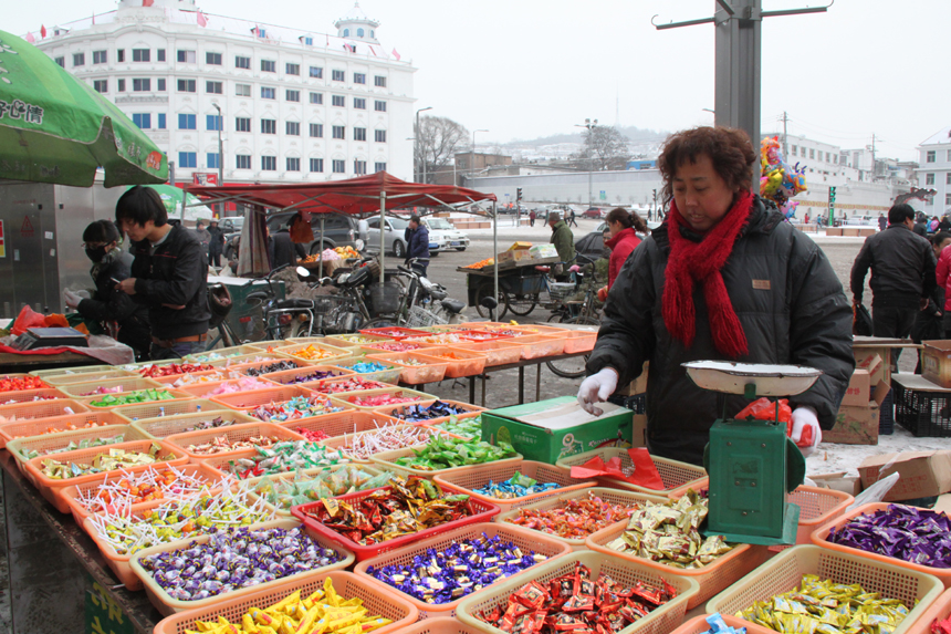 People do special purchases for the Spring Festival in a farmer's market in Lishi, Lvliang City, Shanxi Province. [China.org.cn, by Li Xiaohua]