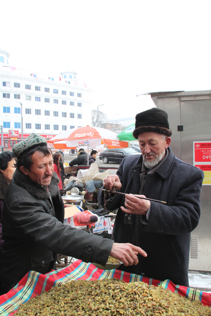 People do special purchases for the Spring Festival in a farmer's market in Lishi, Lvliang City, Shanxi Province. [China.org.cn, by Li Xiaohua]