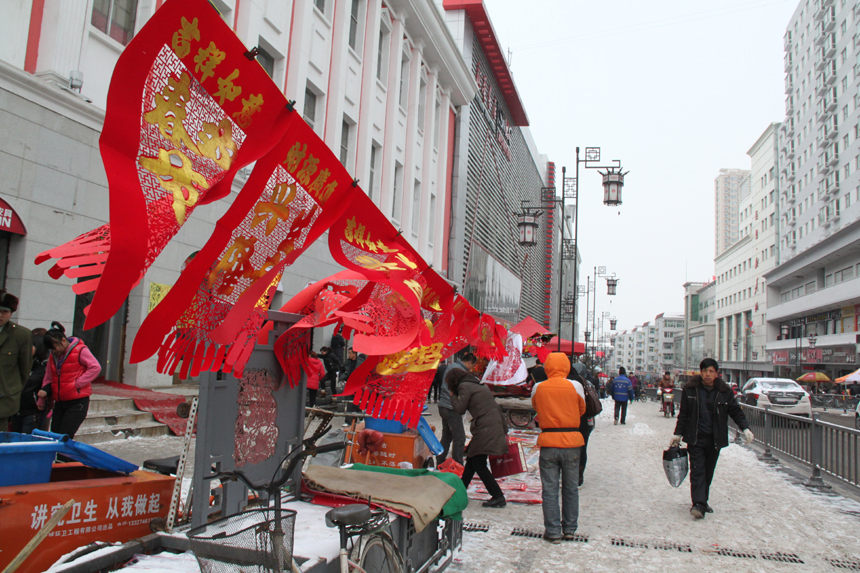 People do special purchases for the Spring Festival in a farmer's market in Lishi, Lvliang City, Shanxi Province. [China.org.cn, by Li Xiaohua]