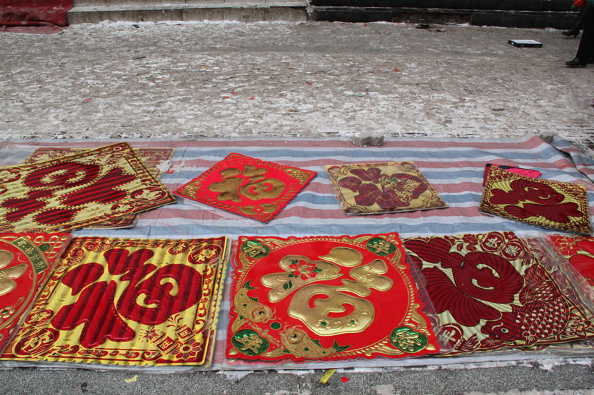 Spring Festival products in a farmer's market in Lishi, Lvliang City, Shanxi Province. [China.org.cn, by Li Xiaohua] 